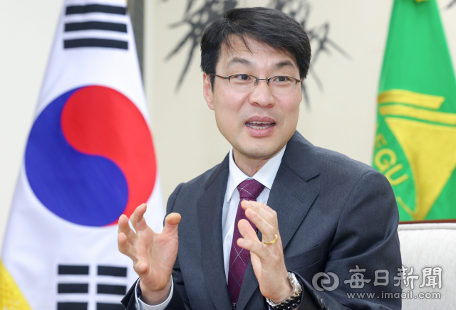 김정기 대구시장 권한대행이 8일 대구시청 동인청사 접견실에서 매일신문과 인터뷰를 하고 있다. 안성완 기자 asw0727@imaeil.com