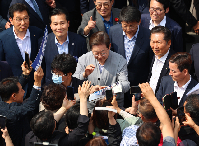 남도문화벨트 골목골목 경청투어에 나선 더불어민주당 이재명 대선 후보가 11일 전남 영암군 학산면 독천낙지 거리를 찾아 유권자들과 인사를 하고 있다. 연합뉴스