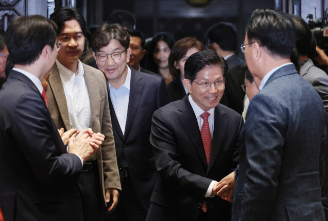국민의힘 김문수 대선 후보와 권성동 원내대표가 11일 서울 여의도 국회에서 열린 의원총회에 참석하고 있다. 연합뉴스