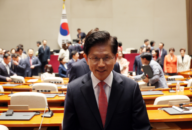 국민의힘 김문수 대선 후보가 11일 서울 여의도 국회에서 열린 의원총회에서 의원들과 기념 촬영을 한 후 밖으로 나서고 있다. 연합뉴스