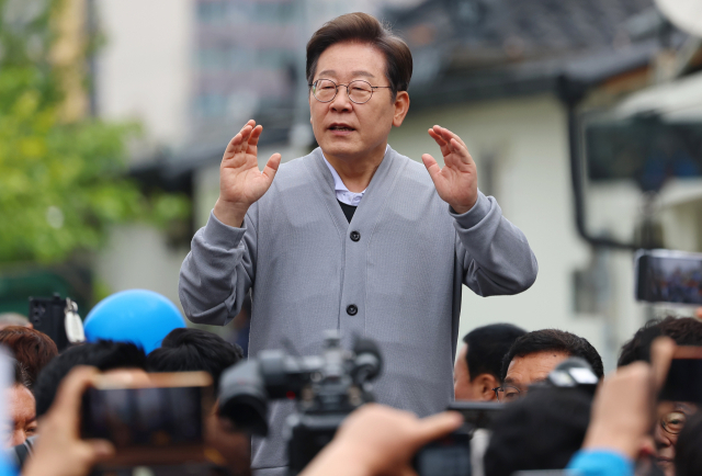남도문화벨트 골목골목 경청투어에 나선 이재명 더불어민주당 대선 후보가 11일 전남 화순군 화순읍을 방문해 연설을 하고 있다. 연합뉴스