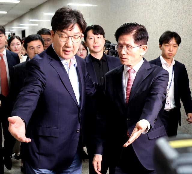 국민의힘 김문수 대선 후보가 11일 서울 여의도 국회에서 열린 의원총회에서 의원들과 기념 촬영을 한 후 권성동 원내대표와 이동하고 있다. 연합뉴스