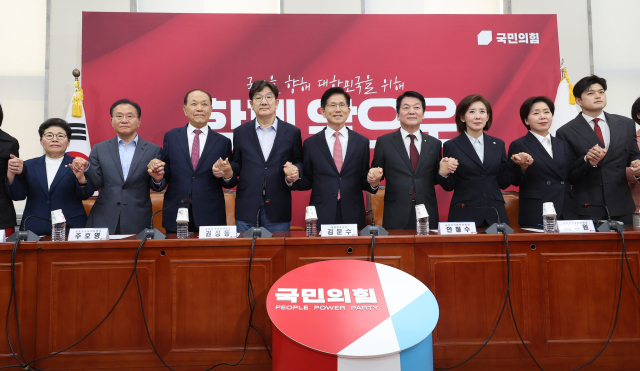 국민의힘 김문수 대선 후보가 11일 서울 여의도 국회에서 열린 중앙선거대책위원회 회의에서 권성동 원내대표 등과 기념촬영하고 있다. 연합뉴스