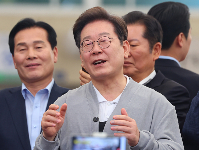 남도문화벨트 골목골목 경청투어에 나선 더불어민주당 이재명 대선 후보가 11일 전남 강진군 강진읍 강진오감통시장을 찾아 연설하고 있다. 연합뉴스