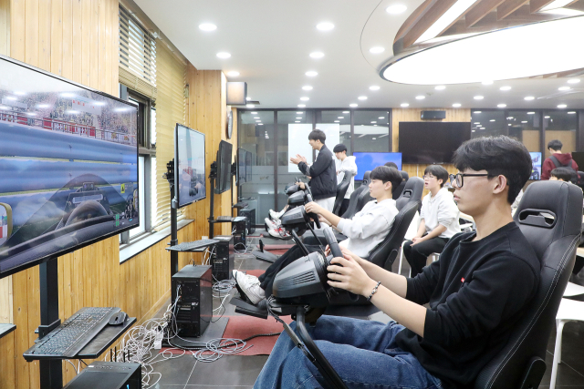 학생들이 영남이공대 글로벌존에서 모빌리티 시뮬레이터를 체험하고 있다. 영남이공대