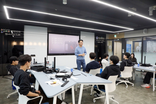 영남이공대 스마트융합기계계열 김창환 교수가 학생들에게 3D 모델링에 대해 설명하고 있다. 영남이공대 제공