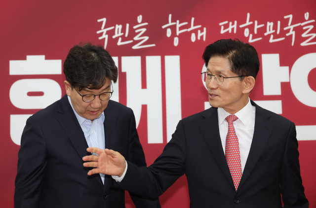 국민의힘 김문수 대선 후보가 11일 서울 여의도 국회에서 열린 중앙선거대책위원회 회의에서 기념촬영을 제안하고 있다. 연합뉴스