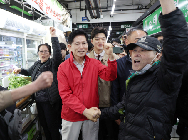 제21대 대통령 선거 공식 선거운동 첫날인 12일 국민의힘 김문수 대선 후보가 서울 송파구 가락시장을 찾아 상인들과 인사하고 있다. 연합뉴스