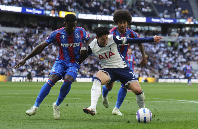 토트넘의 손흥민이 11일 영국 런던의 토트넘 홋스퍼 스타디움에서 열린 2024-2025 EPL 36라운드 크리스털 팰리스와의 경기 도중 볼 경합을 벌이고 있다. 연합뉴스