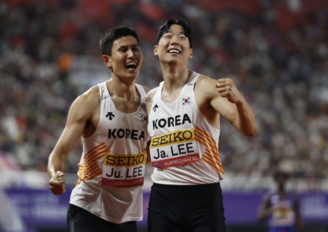 11일 중국 광저우에서 열린 2025 세계육상릴레이선수권 남자 400ｍ 계주 패자부활전 1조 경기에서 한국 대표팀 앵커로 나선 이준혁(왼쪽)이 한국 신기록을 합작한 이재성과 기뻐하고 있다. 로이터=연합뉴스