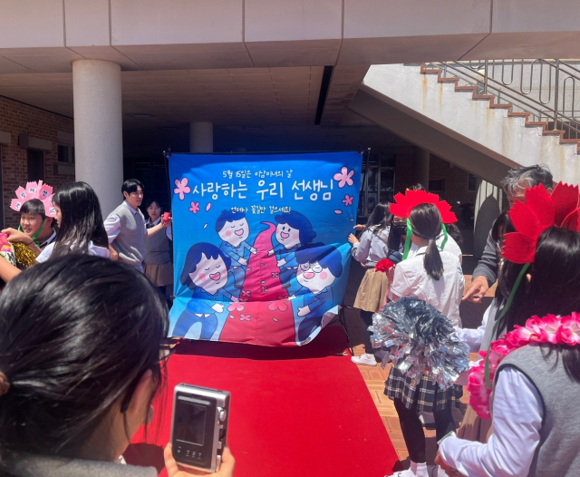 포항 구룡포중학교 학생들이 스승의 날을 맞아 교사들을 위한 깜짝이벤트를 진행하는 모습. 경북교육청 제공