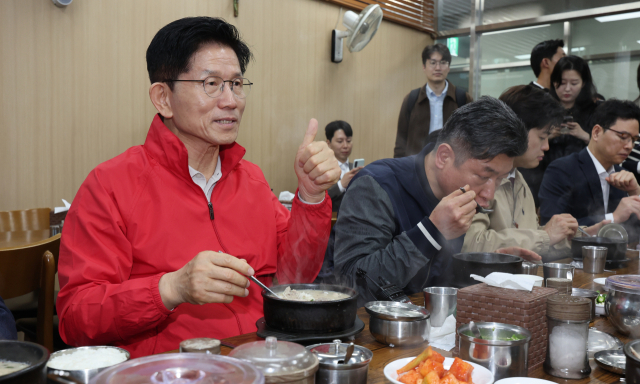 제21대 대통령 선거 공식 선거운동 첫날인 12일 국민의힘 김문수 대선 후보가 서울 송파구 가락시장을 찾아 상인들과 순대국밥을 먹으며 대화하고 있다. 연합뉴스