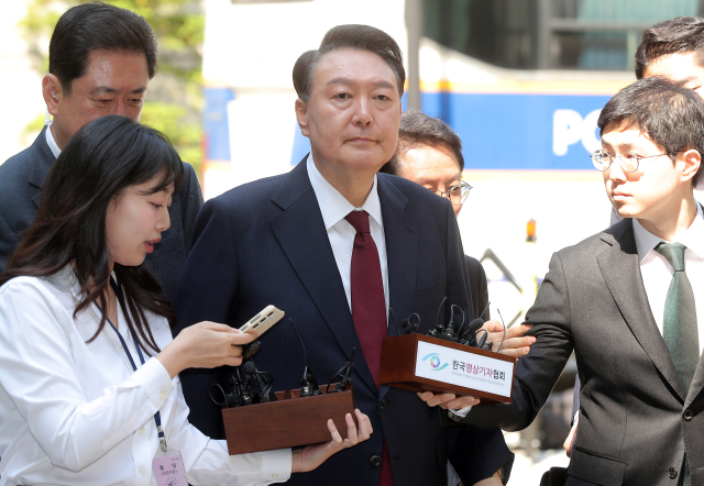 윤석열 전 대통령이 12일 서울 서초구 중앙지방법원에서 열린 내란 우두머리 혐의, 직권남용 권리행사방해 혐의 사건 3차 공판에 출석하고 있다. 연합뉴스