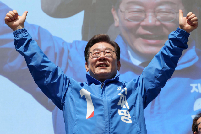 더불어민주당 이재명 대선 후보가 제21대 대통령선거 공식 선거운동이 시작된 12일 서울 종로구 광화문 청계광장에서 열린 중앙선거대책위원회 출정식에서 시민들에게 인사하고 있다. 연합뉴스