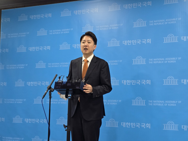 이준석 개혁신당 대선 후보가 12일 국회 소통관에서 기자회견을 열고 기자들의 질문에 답하고 있다. 박성현 기자