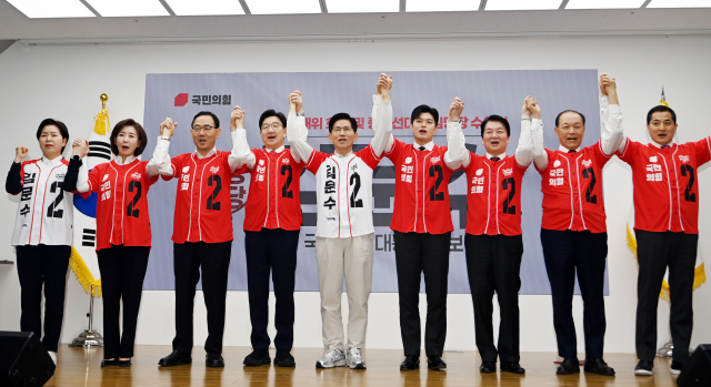 국민의힘 김문수 대선 후보가 12일 서울 영등포구 여의도 국민의힘 중앙당사에서 열린 중앙선대위 회의 및 중앙선대위 임명장 수여식에서 권성동 원내대표, 비상대책위원장으로 내정된 김용태 의원과 기념촬영을 하고 있다. 연합뉴스