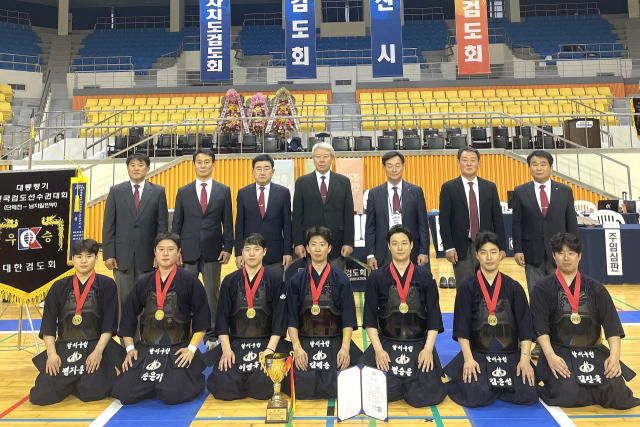 대통령기 제47회 전국 검도선수권대회 5인조 단체전에서 우승한 대구 달서구청 검도부가 기념 사진을 찍고 있다. 달서구청 제공