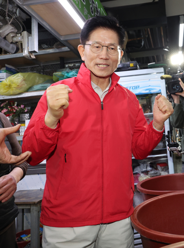 제21대 대통령 선거 공식 선거운동 첫날인 12일 국민의힘 김문수 대선 후보가 서울 송파구 가락시장을 찾아 상인과 대화하고 있다. 연합뉴스