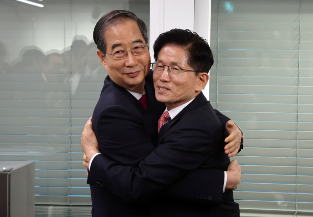 국민의힘 김문수 대선 후보와 한덕수 전 국무총리가 11일 서울 여의도 국민의힘 대선후보 사무실에서 회동을 마친 뒤, 포옹하고 있다. 연합뉴스