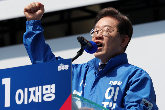 더불어민주당 이재명 대선 후보가 6·3 대통령선거 공식 선거운동 첫날인 12일 서울 광화문 청계광장에서 열린 중앙선대위 출정식 및 첫 유세에서 시민들에게 지지를 호소하고 있다. 연합뉴스