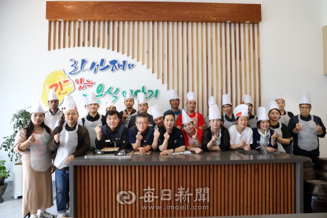 11일 경주 현곡면의 라선재에서 정주·이주노동자들이 고국 음식 요리 솜씨를 겨루는 고국음식대전을 펼친 후 기념촬영을 하고 있다. 라선재 제공