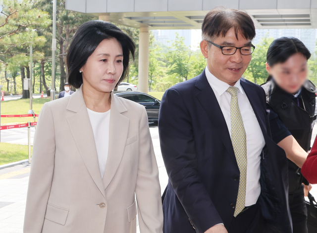 공직선거법 위반 혐의로 기소돼 1심에서 벌금형을 선고받은 더불어민주당 이재명 대선후보 배우자 김혜경 씨가 12일 경기도 수원시 영통구 수원고등법원에서 열린 항소심 선고공판에 출석하고 있다. 연합뉴스