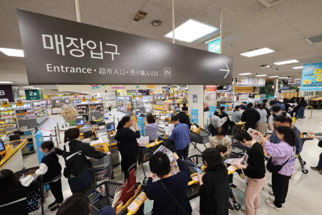 징검다리 연휴 첫날인 1일 서울 이마트 은평점을 찾은 시민들이 개장 시간을 기다리고 있다. 이마트는 오는 6일까지 