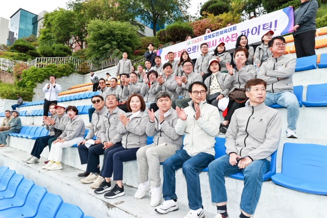 경북 구미시의회는 제63회 경북도민체육대회에 참가하는 구미시 축구 및 육상 선수단을 격려했다. 구미시의회 제공