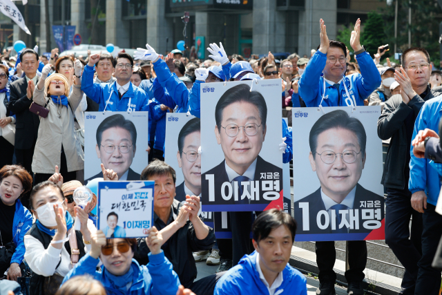 이재명 더불어민주당 대통령 후보가 공식 선거운동 첫날인 12일 서울 중구 청계광장에서 열린 출정식에서 연설하는 가운데 지지자들과 선거운동원들이 손뼉치고 있다. 기사 내용과 직접 관련없음. 연합뉴스