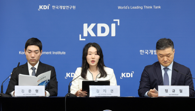 한국개발연구원(KDI) 김지연 전망총괄(가운데)이 8일 정부세종청사에서 KDI 현안분석 