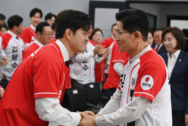 국민의힘 비상대책위원장으로 내정된 김용태 국민의힘 중앙선거대책위원회 공동선거 대책 위원장이 12일 서울 영등포구 여의도 국민의힘 중앙당사에서 열린 중앙선대위 회의 및 중앙선대위 임명장 수여식에 참석해 김문수 대선 후보와 악수하고 있다. 연합뉴스