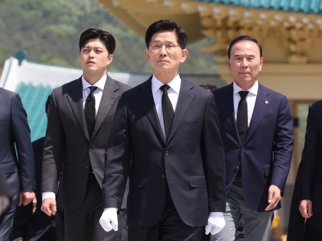 국민의힘 김문수 대선 후보가 12일 국립대전현충원을 찾아 현충탑으로 향하고 있다. 연합뉴스