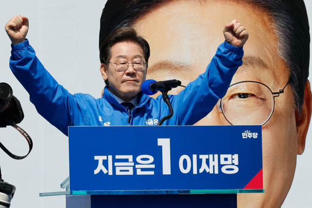 이재명 더불어민주당 대선 후보가 6·3 대통령선거 공식 선거운동 첫날인 12일 서울 광화문 청계광장에서 열린 출정식 및 첫 유세에서 연설을 마친 후 손을 들어 인사하고 있다. 연합뉴스