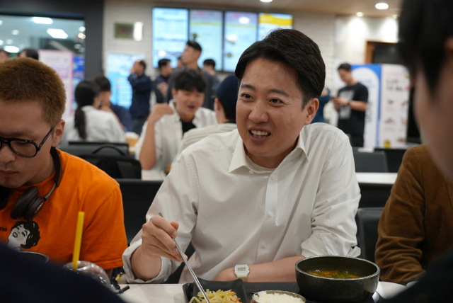 이준석 개혁신당 대선 후보가 12일 연세대학교를 찾아 학생들과 학식을 먹으며 대화하고 있다. 개혁신당 선대본 제공