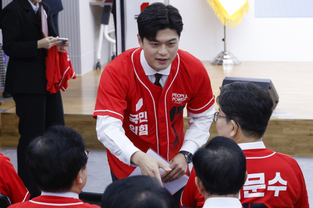국민의힘 비상대책위원장으로 내정된 김용태 당 공동선거대책위원장이 12일 서울 영등포구 여의도 국민의힘 중앙당사에서 열린 중앙선대위 임명장 수여식에 참석하고 있다. 연합뉴스