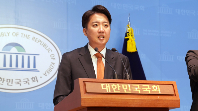 12일 이준석 개혁신당 대선 후보가 국회 소통관을 찾아 기자회견을 하고 있다. 개혁신당 선대본 제공