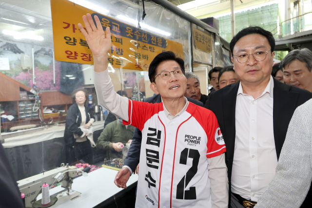 국민의힘 김문수 대선 후보가 12일 대구 서문시장을 방문해 상인들과 인사하고 있다. 연합뉴스