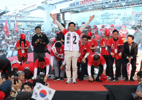 金, '보수의 심장' 대구 서문시장 찾아… '대역전극 이제 시작'