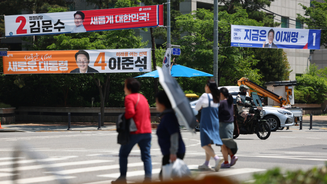 제21대 대통령선거 공식 선거운동 첫날인 12일 서울 성북구 성북경찰서 인근에 더불어민주당 이재명 후보, 국민의힘 김문수 후보, 개혁신당 이준석 후보의 현수막이 걸려 있다. 연합뉴스
