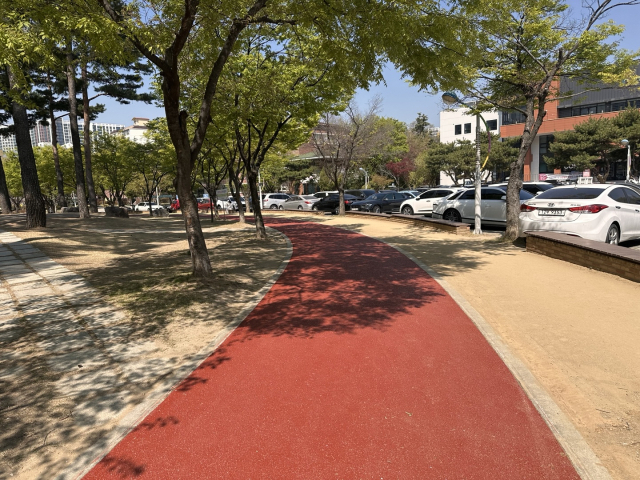 화랑공원 육상트랙과 황토·마사토 산책로. 수성구청 제공
