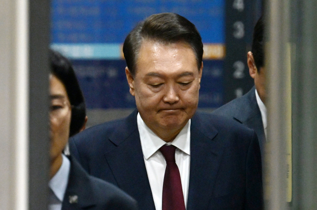 윤석열 전 대통령이 12일 서울 서초구 중앙지방법원에서 열린 내란 우두머리 혐의, 직권남용 권리행사방해 혐의 사건 3차 공판을 마친 뒤 법정을 나서고 있다. 연합뉴스