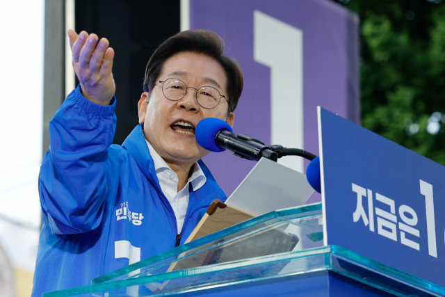 더불어민주당 이재명 대선 후보가 12일 대전광역시 으느정거리 스카이로드에서 유세하고 있다. 연합뉴스
