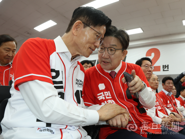 김문수 국민의힘 대통령 후보가 13일 대구 수성구 국민의힘 대구시당에서 열린 대구·경북 선대위 출정식 및 임명장 수여식에서 권성동 공동선대위원장과 대화하고 있다. 안성완 기자 asw0727@imaeil.com