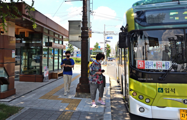 경주시는 오는 7월부터 만 70세 이상 어르신을 대상으로 시내버스 무료 이용 제도를 시행한다. 사진은 한 어르신이 경주 시내버스를 탑승하고 있는 모습. 경주시 제공