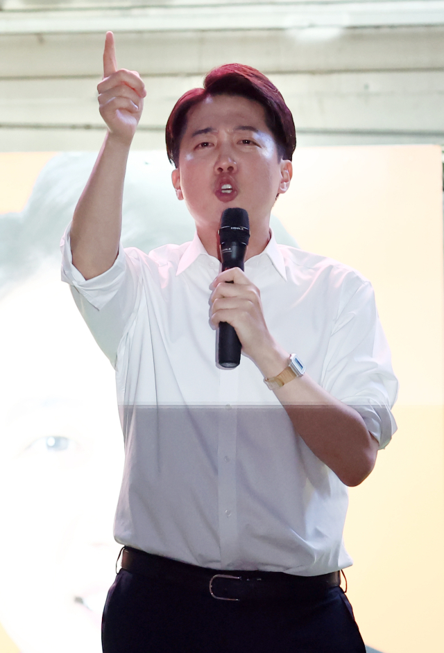 개혁신당 이준석 대선 후보가 제21대 대통령 선거 공식 선거운동 첫날인 12일 서울 청계광장에서 열린 출정식에서 연설을 하고 있다. 연합뉴스