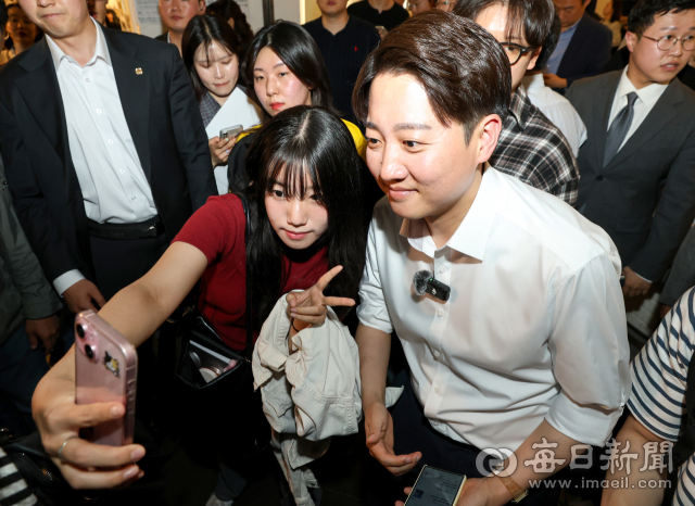 이준석 개혁신당 대통령 후보가 13일 대구 북구 경북대학교를 찾아 학생들과 사진 촬영을 하고 있다. 안성완 기자 asw0727@imaeil.com