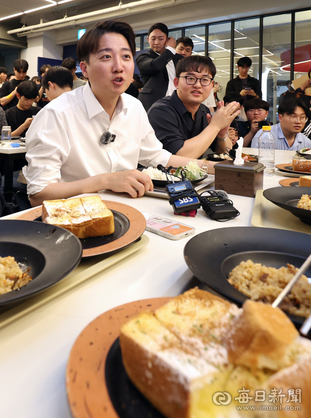 이준석 개혁신당 대선 후보가 13일 대구 북구 경북대학교를 찾아 학식을 먹으며 학생들과 대화를 나누고 있다. 안성완 기자 asw0727@imaeil.com