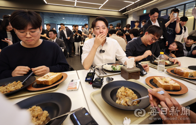 [포토뉴스] 이준석, 경북대 학생들과 '맛점'