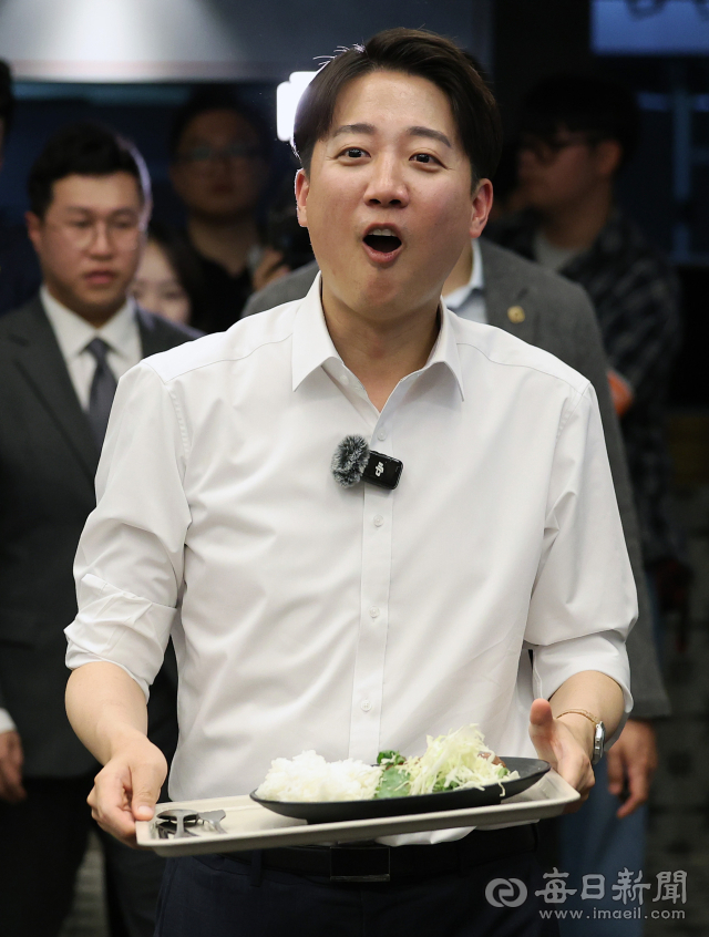 이준석 개혁신당 대선 후보가 13일 대구 북구 경북대학교를 찾아 학식을 먹기 위해 이동하고 있다. 안성완 기자 asw0727@imaeil.com