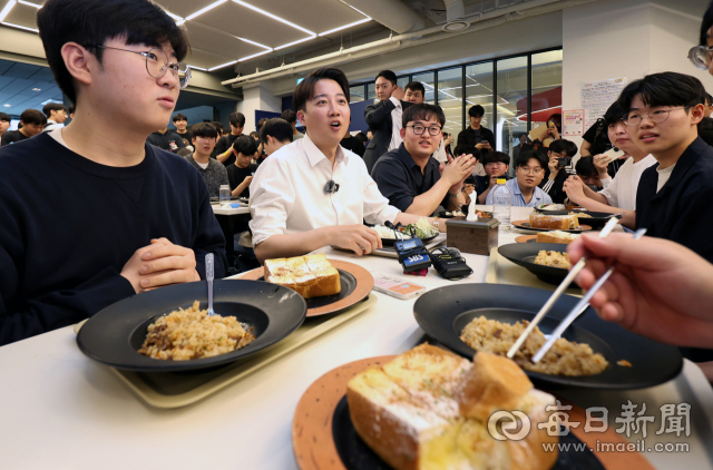 이준석 개혁신당 대선 후보가 13일 대구 북구 경북대학교를 찾아 학식을 먹으며 학생들과 대화를 나누고 있다. 안성완 기자 asw0727@imaeil.com